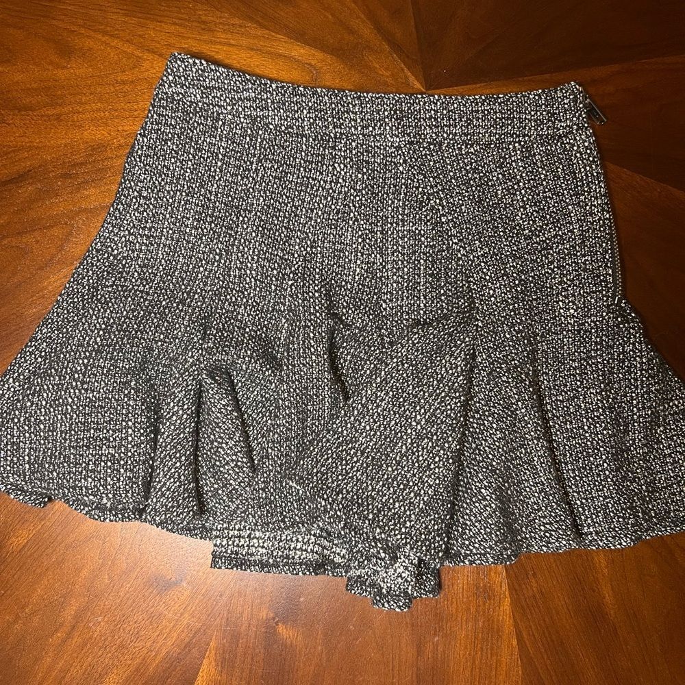 BCBG Generation tweed skirt ▪️ black, white & silver EUC ▪️ size 0